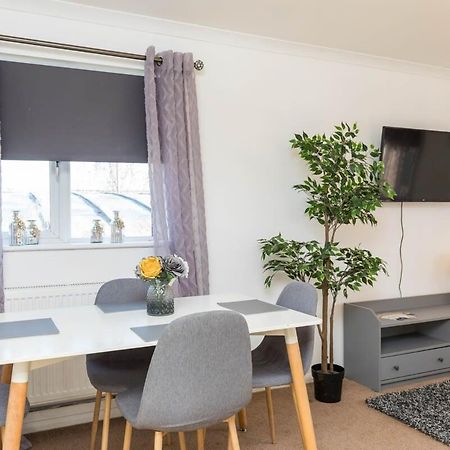 Villa 19A The Broadwalk - Cozy 1Br In The Heart Of Crawley Near Gatwick Airport Great For Contractors And Flight Crew Students Esterno foto