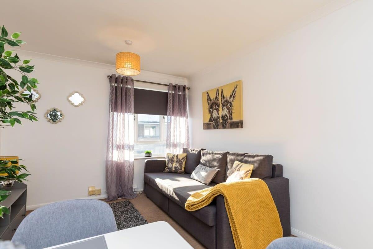 Villa 19A The Broadwalk - Cozy 1Br In The Heart Of Crawley Near Gatwick Airport Great For Contractors And Flight Crew Students Esterno foto