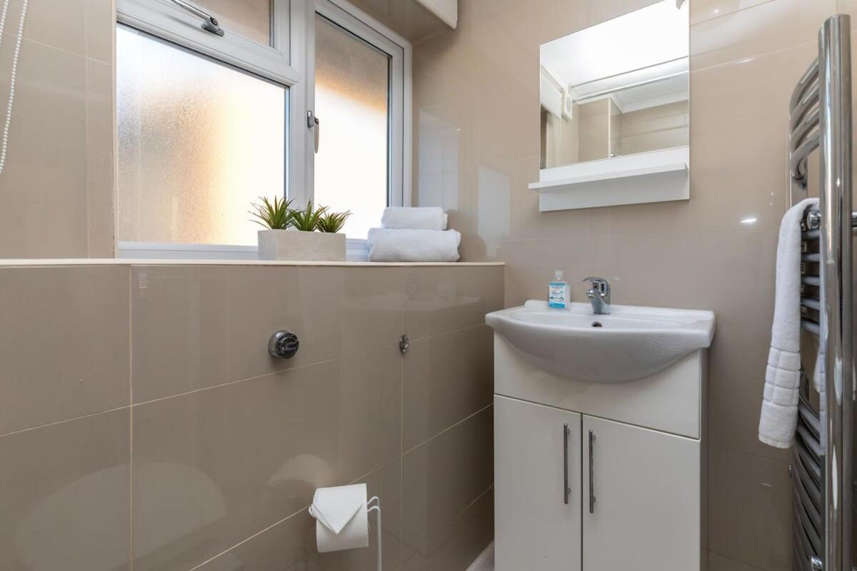 Villa 19A The Broadwalk - Cozy 1Br In The Heart Of Crawley Near Gatwick Airport Great For Contractors And Flight Crew Students Esterno foto