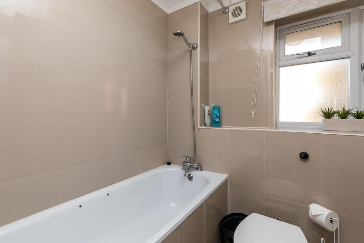 Villa 19A The Broadwalk - Cozy 1Br In The Heart Of Crawley Near Gatwick Airport Great For Contractors And Flight Crew Students Esterno foto
