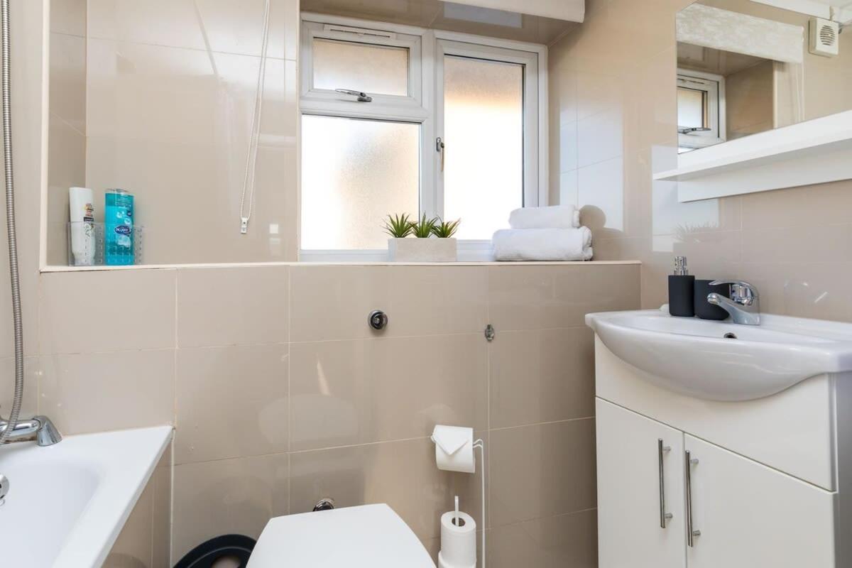 Villa 19A The Broadwalk - Cozy 1Br In The Heart Of Crawley Near Gatwick Airport Great For Contractors And Flight Crew Students Esterno foto