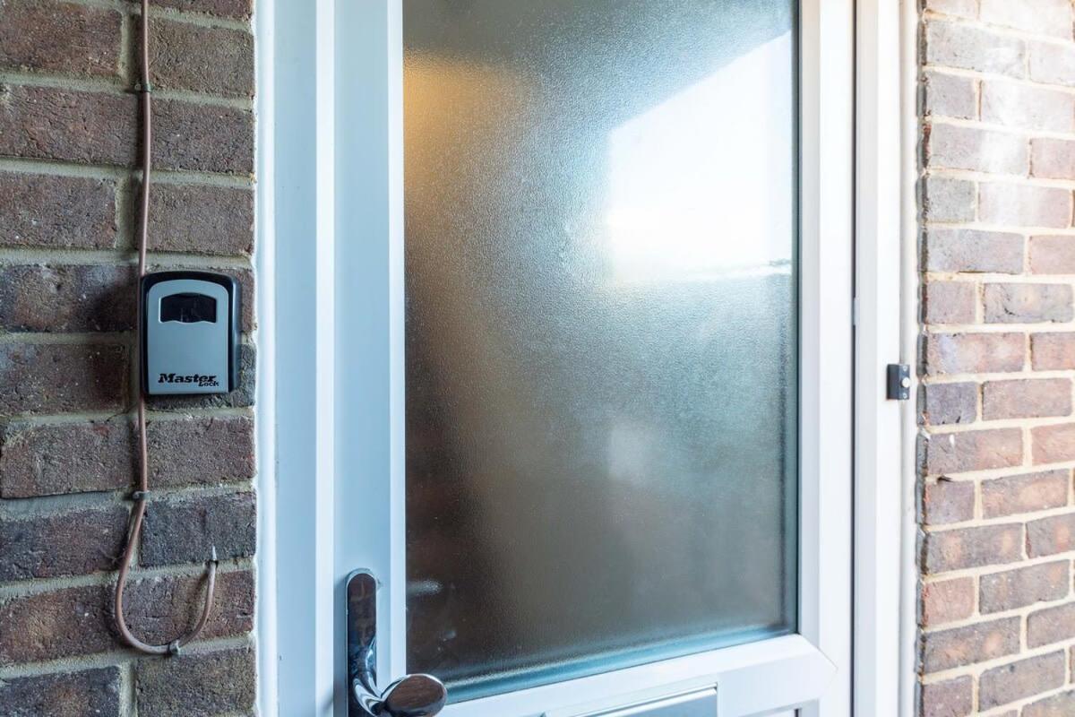 Villa 19A The Broadwalk - Cozy 1Br In The Heart Of Crawley Near Gatwick Airport Great For Contractors And Flight Crew Students Esterno foto