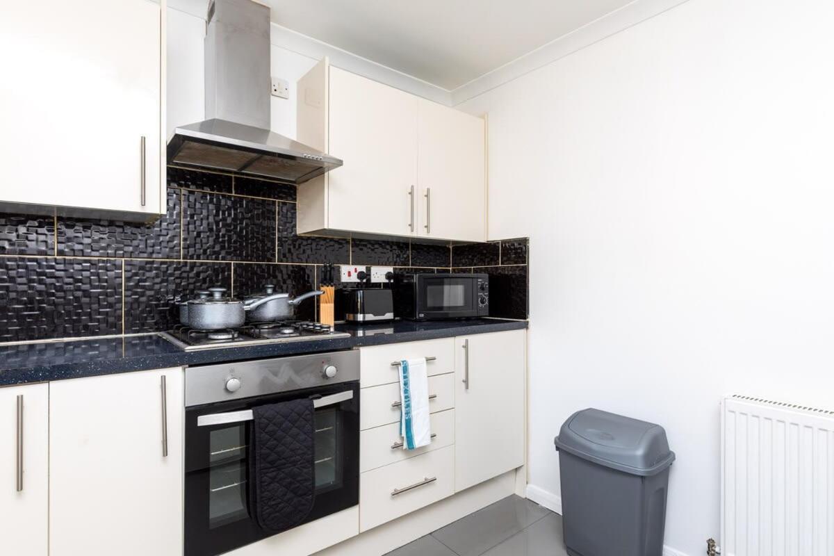 Villa 19A The Broadwalk - Cozy 1Br In The Heart Of Crawley Near Gatwick Airport Great For Contractors And Flight Crew Students Esterno foto