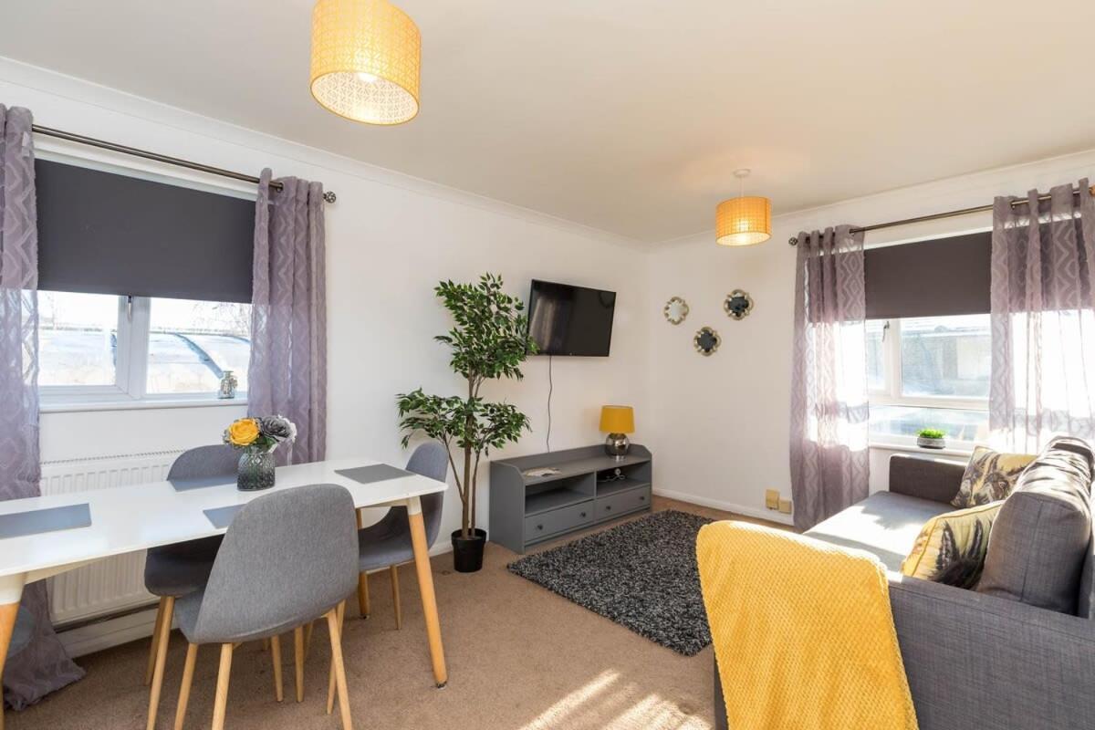Villa 19A The Broadwalk - Cozy 1Br In The Heart Of Crawley Near Gatwick Airport Great For Contractors And Flight Crew Students Esterno foto