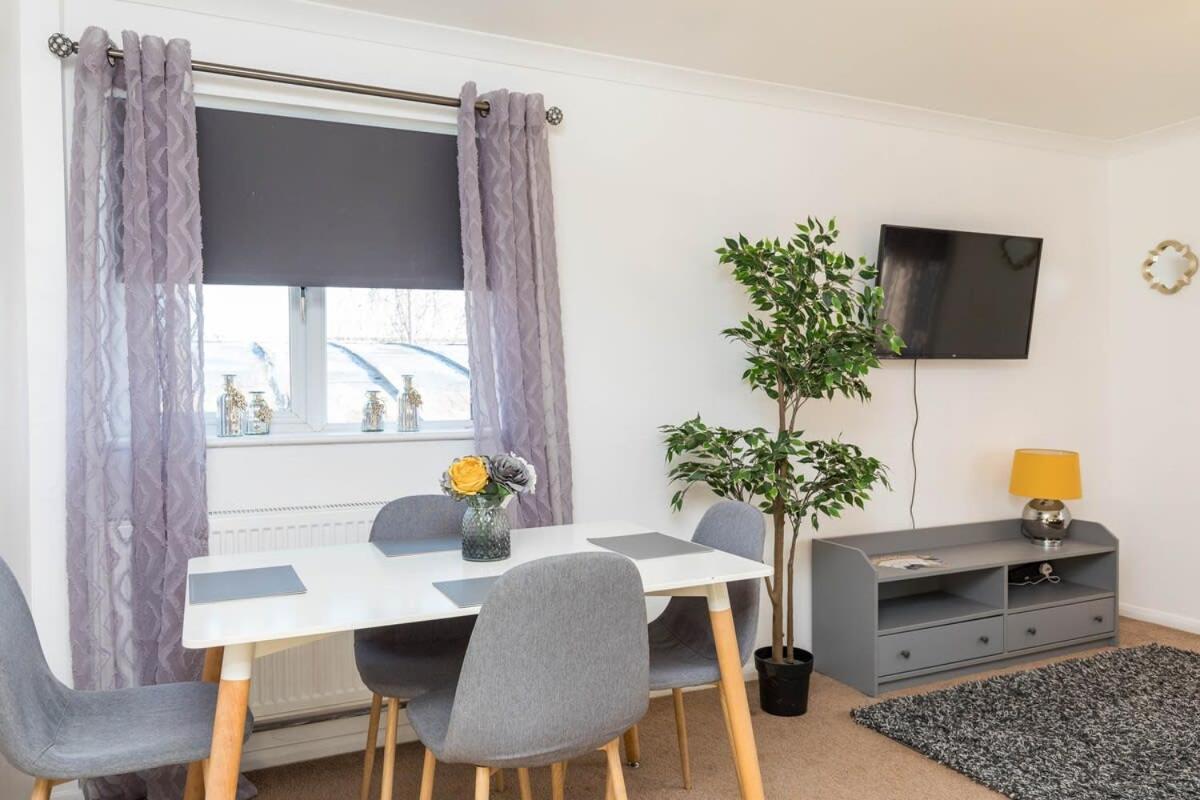 Villa 19A The Broadwalk - Cozy 1Br In The Heart Of Crawley Near Gatwick Airport Great For Contractors And Flight Crew Students Esterno foto