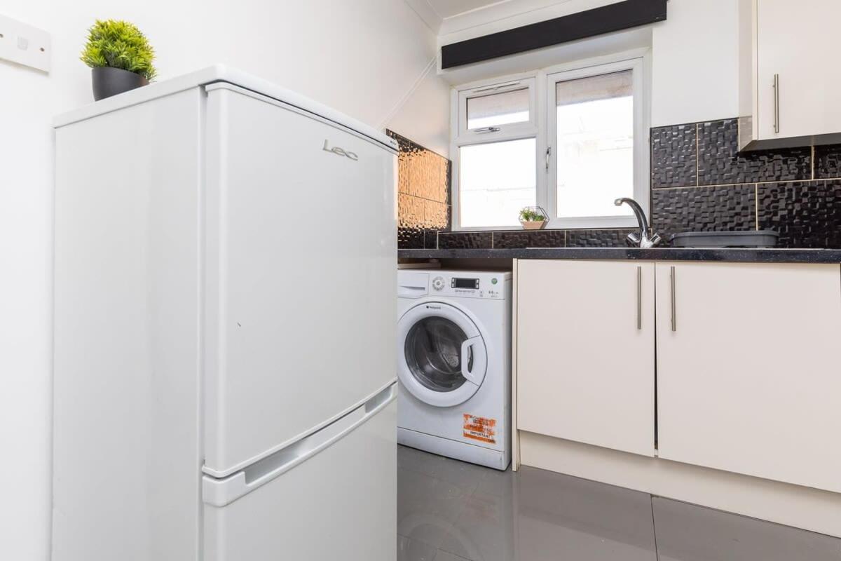 Villa 19A The Broadwalk - Cozy 1Br In The Heart Of Crawley Near Gatwick Airport Great For Contractors And Flight Crew Students Esterno foto