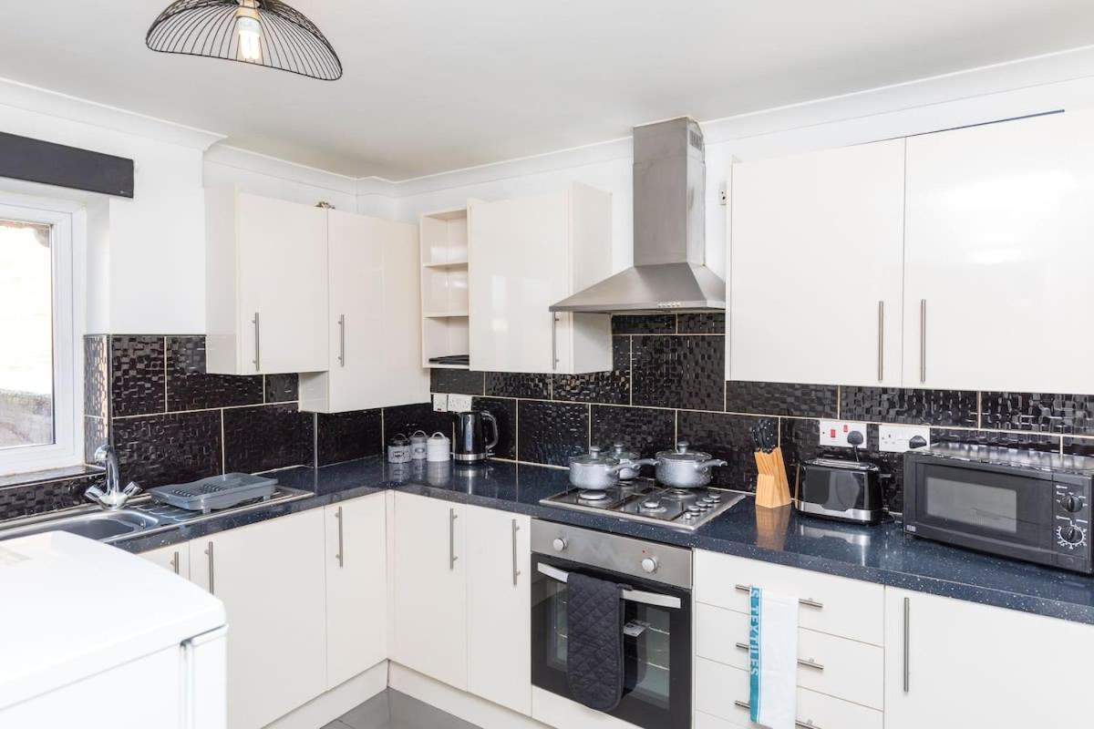 Villa 19A The Broadwalk - Cozy 1Br In The Heart Of Crawley Near Gatwick Airport Great For Contractors And Flight Crew Students Esterno foto