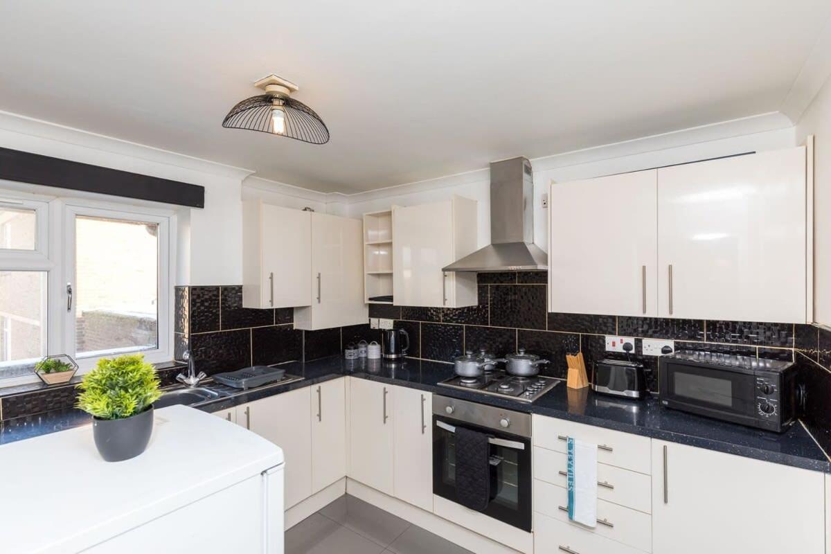 Villa 19A The Broadwalk - Cozy 1Br In The Heart Of Crawley Near Gatwick Airport Great For Contractors And Flight Crew Students Esterno foto