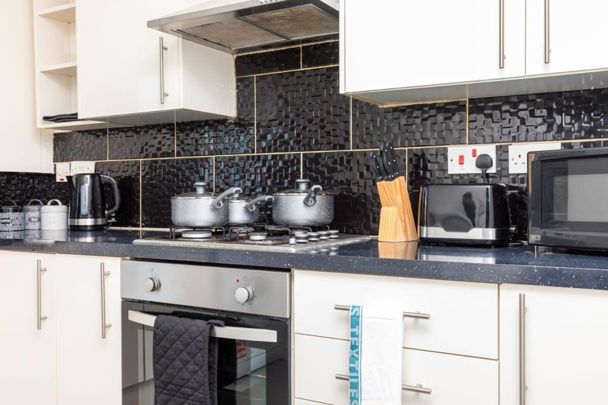 Villa 19A The Broadwalk - Cozy 1Br In The Heart Of Crawley Near Gatwick Airport Great For Contractors And Flight Crew Students Esterno foto
